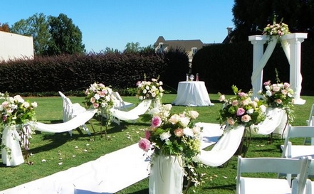 Bring flower to your church and at the wedding celebration Cupidon Florist