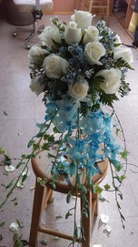 Bouquet mariee,roses blanches bouquet mariage,plusieurs autres modeles Cupidon Fleuriste wedding day